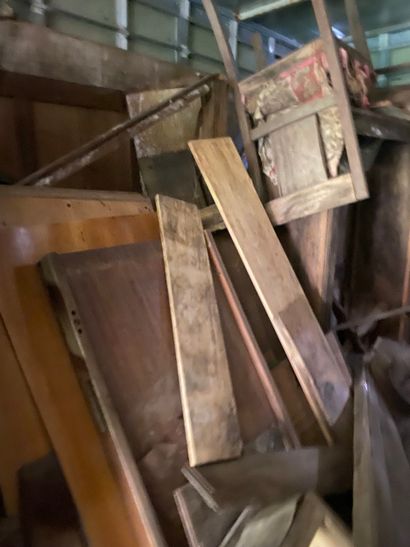 Dans un container: Lot de boiseries diverses,...