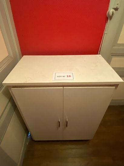 Petit placard vintage en Formica et sur roulettes...