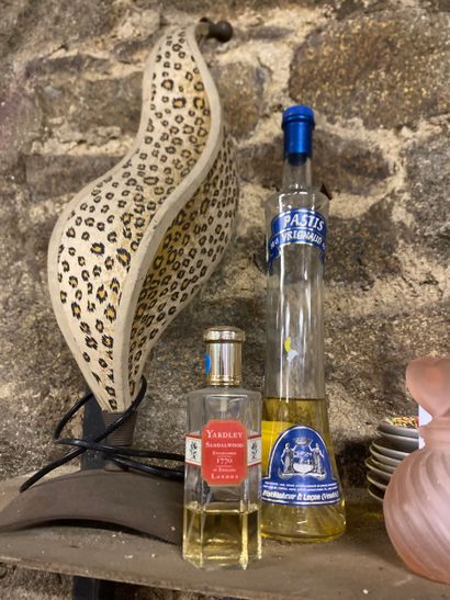 Petit lot varia de brocante avec lampe et...