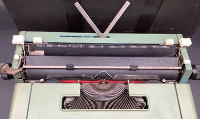 Machine à écrire de bureau transportable...