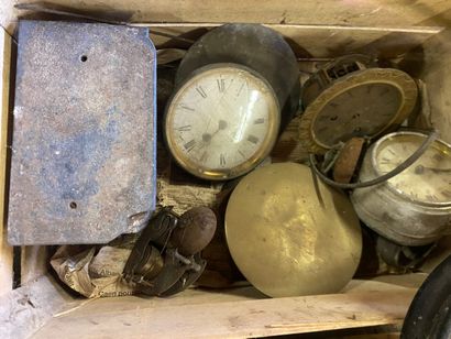 Lot grenier avec horlogerie ancienne, dans...