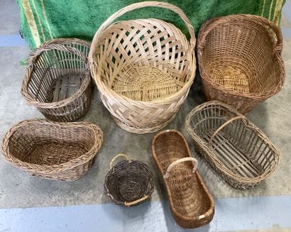 7 paniers en osier de tailles et de formes...