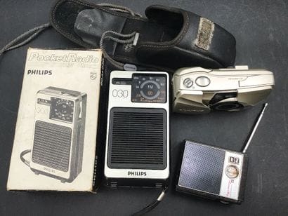 2 postes de radio portatif et appareil photo...