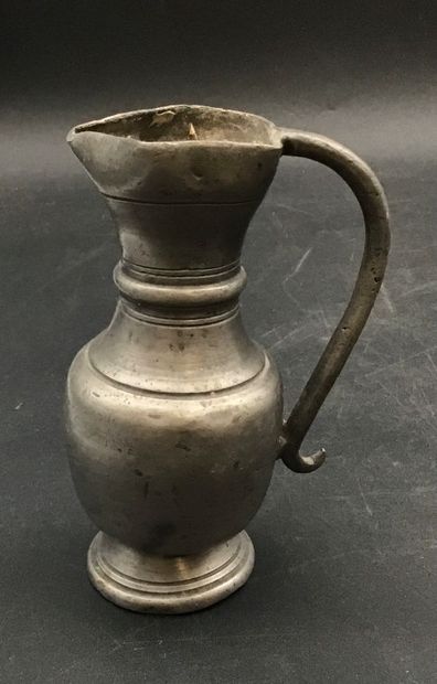 3 objets en étain comprenant :
- une bonbonnière...