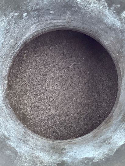 Vase ou brûle-parfums en bronze et laiton...