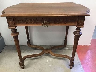 Petite table de milieu, en l’état. 56 X 90...
