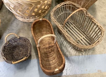 7 paniers en osier de tailles et de formes...