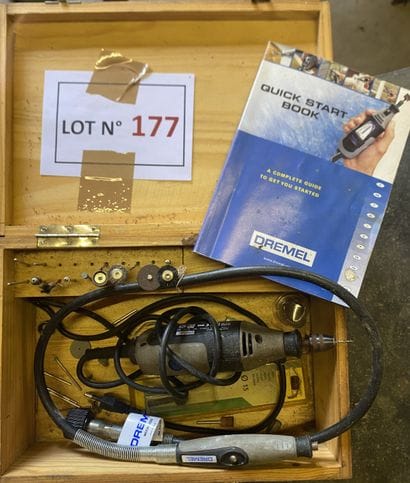 Coffret en bois avec Dremel, ses accessoires...