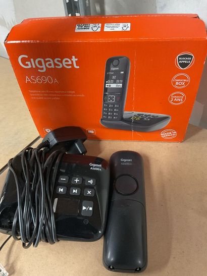 3 téléphones sans fil. 2 Gigaset AS 415 Duo....