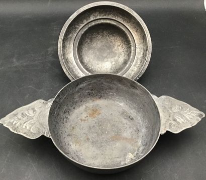 3 objets en étain comprenant :
- une bonbonnière...