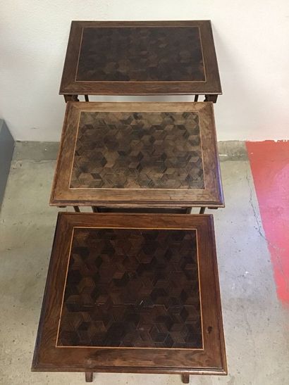 3 tables gigognes, pieds fuseaux et 2 chaises...