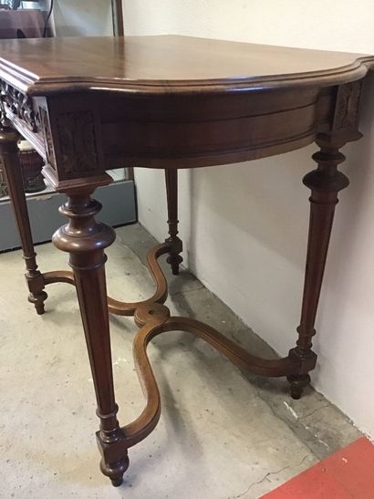 Petite table de milieu, en l’état. 56 X 90...