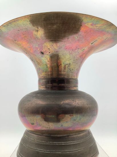 Vase ou brûle-parfums en bronze et laiton...