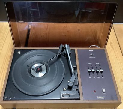 Regroupement de 2 platines disque vinyle.
-...