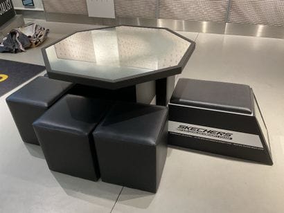 Table basse octogonale d’accueil avec 6 poufs...