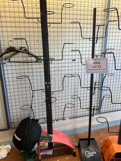 Lot de 3 présentoirs à casques de moto.
Nombreux...
