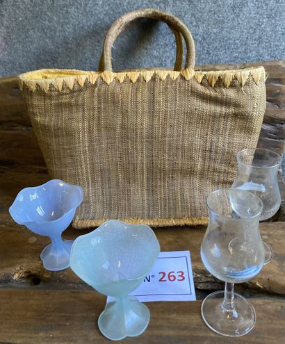 Lot d’un panier vintage à anses, avec une...