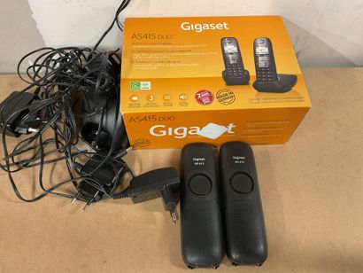 3 téléphones sans fil. 2 Gigaset AS 415 Duo....