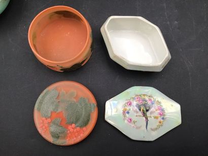 8 bonbonnières et boite à bijoux, verre,...