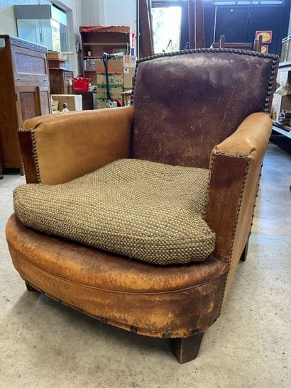 Fauteuil Club en cuir, usures et accidents....