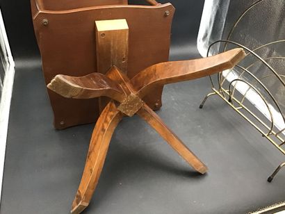 Table d’appoint et porte-revues
L’un en bois,...