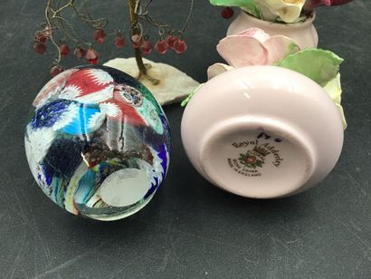 Sulfures et 2 vases en porcelaine, deco diverses....