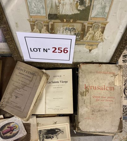 Lot religiosa comprenant deux vieilles valises,...