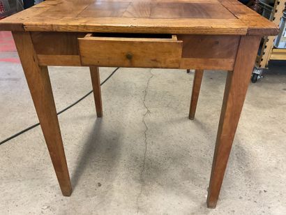 Table de jeux en bois naturel verni, 4 tiroirs...