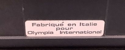 Machine à écrire de voyage de marque Olympia...