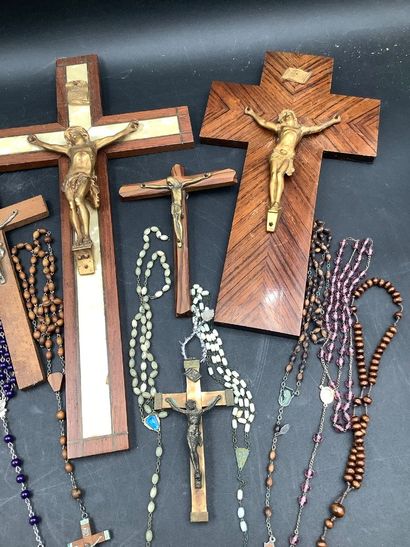 Regroupement de 6 crucifix de tailles et...
