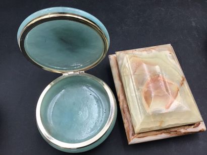 8 bonbonnières et boite à bijoux, verre,...