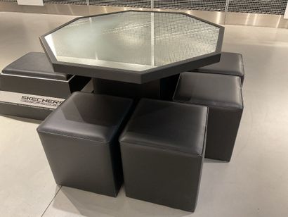 Table basse octogonale d’accueil avec 6 poufs...