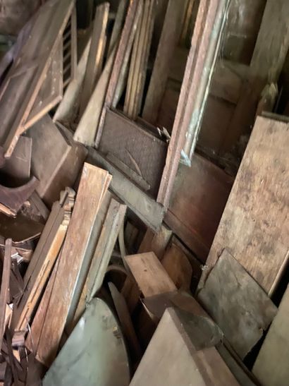 Dans un container: Lot de boiseries diverses,...