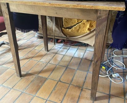 Lot cuisine comprenant: petite table (97X74X78Ht)...