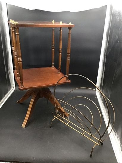 Table d’appoint et porte-revues
L’un en bois,...