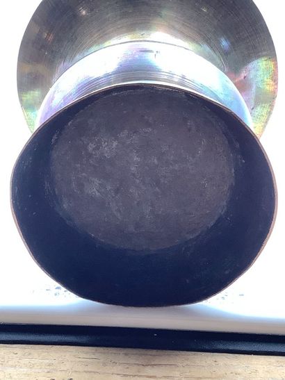 Vase ou brûle-parfums en bronze et laiton...