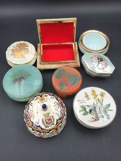 8 bonbonnières et boite à bijoux, verre,...