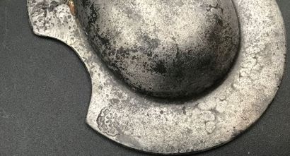3 objets en étain comprenant :
- une bonbonnière...