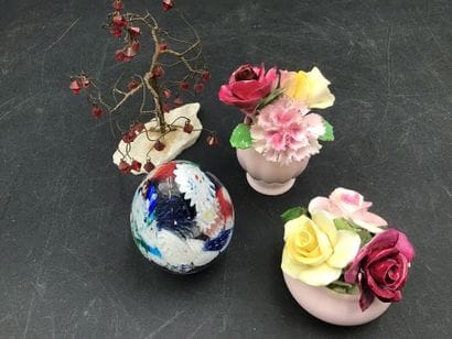 Sulfures et 2 vases en porcelaine, deco diverses....