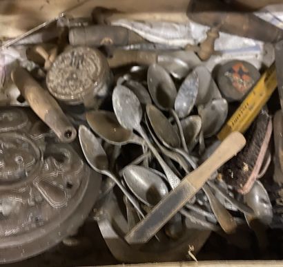 3 caisses de varia avec vieux cuivre, couverts...