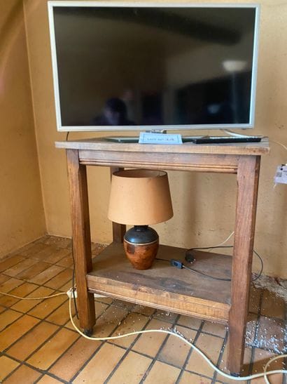 Lot comprenant Téléviseur avec écran de 80...