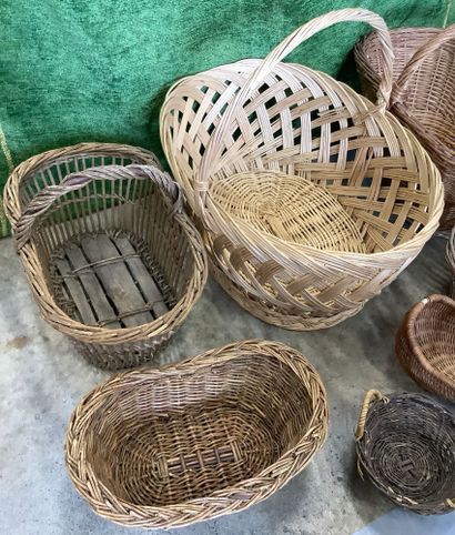 7 paniers en osier de tailles et de formes...