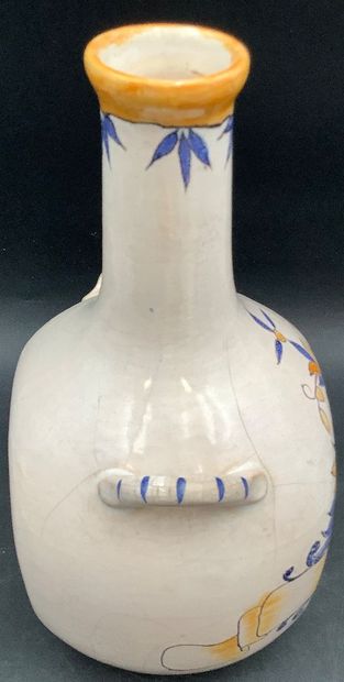 Grande gourde ou pichet en faïence aux formes...