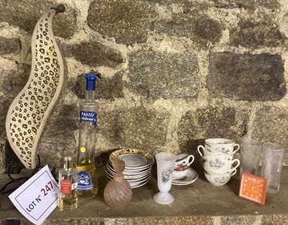 Petit lot varia de brocante avec lampe et...