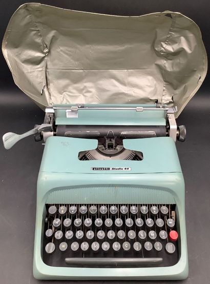 Machine à écrire de bureau de marque Olivetti...