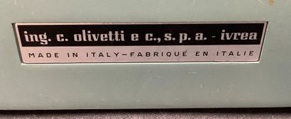 Machine à écrire de bureau de marque Olivetti...