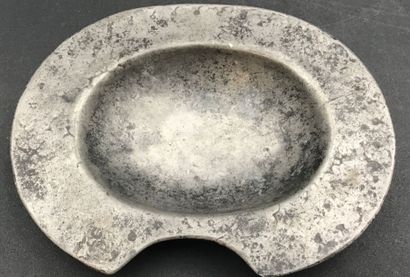 3 objets en étain comprenant :
- une bonbonnière...