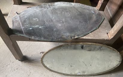 Lot de deux miroirs de formes ovales (63X38Ht+)....
