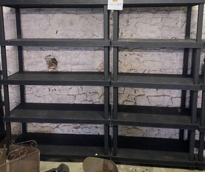 Lot de 2 bonnes grandes étagères démontables...