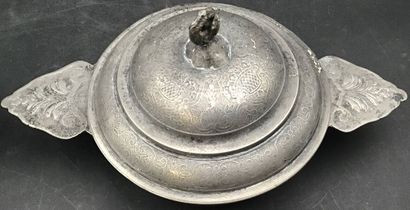 3 objets en étain comprenant :
- une bonbonnière...
